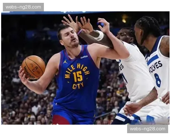 战术板:分析为何掘金在三月连胜期间,约基奇于肘区的触球次数每场减少了近5次。