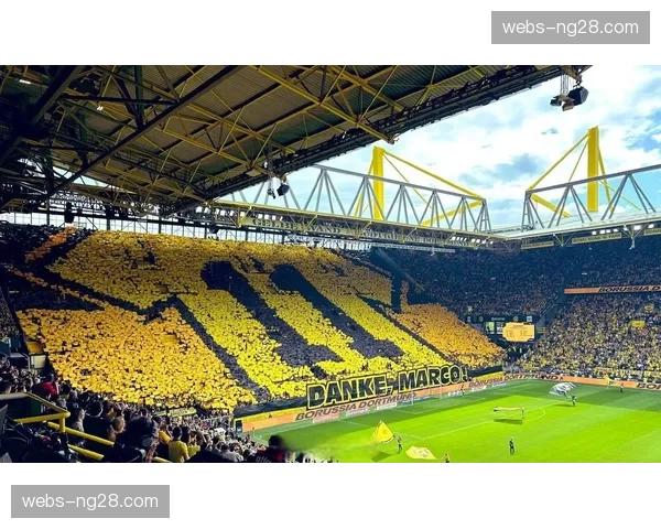 特写：洛里昂老将勒费埃伤退，全场球迷起立鼓掌致敬